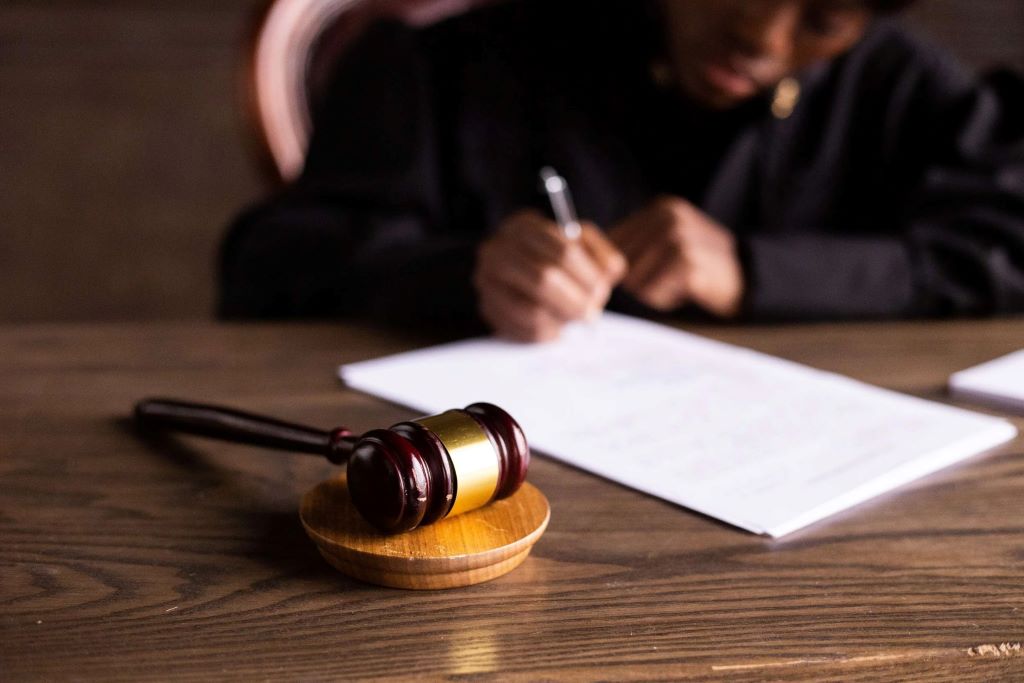 Mediation meeting showing legal dispute resolution without going to court